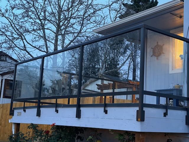 Glass panel railing with aluminum frame